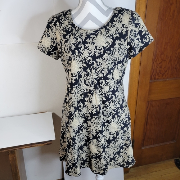 Hampton Dress Co Dresses & Skirts - Womens Hampton Dress Company Size 10 Black with brown design shorter dress